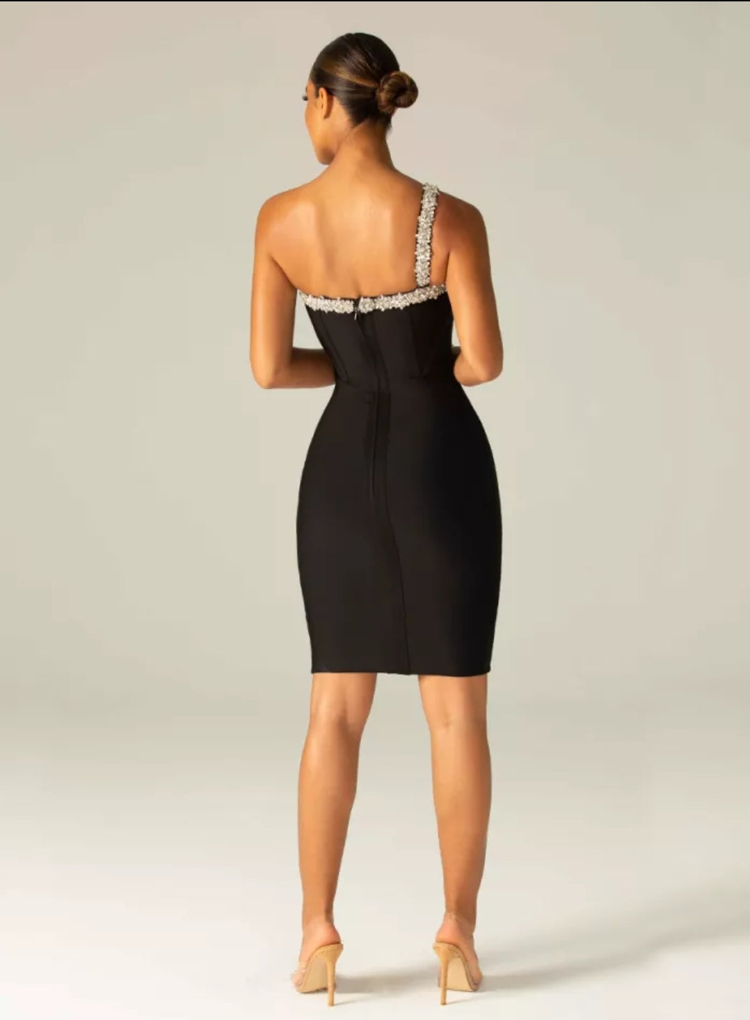 RIHANNA KLEID MIT DIAMANT-AUSSCHNITT